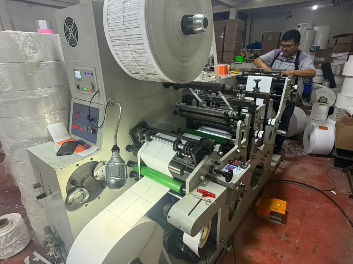 Bobina de etiquetas autoadhesivas en producción en la planta de Etiflex